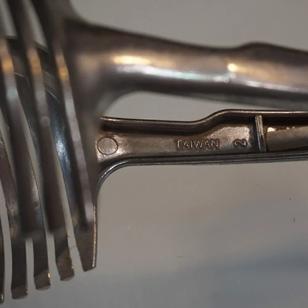 Vintage Aluminum Tongs Slicer Grabber Tomato Egg Onion Locking Guide Taiwan 6.5